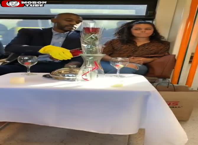 Video :A lesson on seduction in the metro